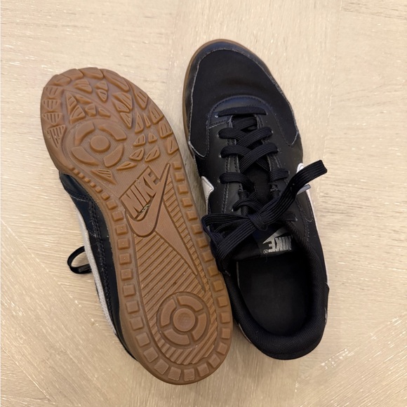 Nike Big Kids Black and White Sneakers with Brown Sole Terra Manta - Picture 7 of 8